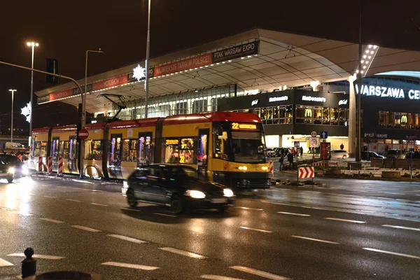 Varsovia, Polonia - 08 de diciembre de 2016: Estación central de tren por la noche en Varsovia — Foto de Stock