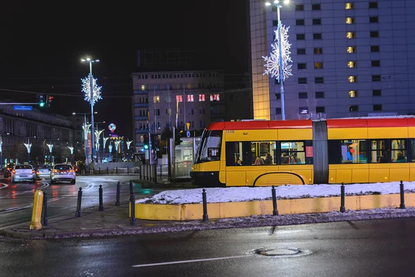 Warszawa, Polska - 08 grudnia 2016: Nowoczesny żółty tramwaj na ulicach Warszawy — Zdjęcie stockowe