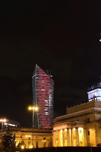 Varsavia, Polonia - 08 dicembre 2016: Torri di Varsavia. L'edificio è un moderno centro commerciale a Varsavia . — Foto Stock