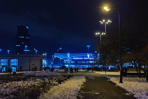 Varsavia, Polonia - 08 dicembre 2016: Strada serale per la Stazione Centrale di Varsavia — Foto Stock