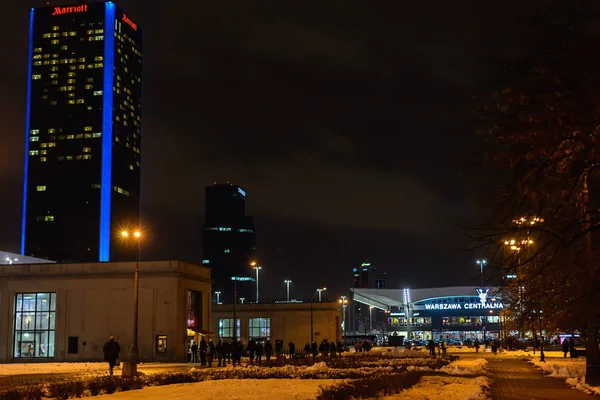 Varsavia, Polonia - 08 dicembre 2016: Strada serale per la Stazione Centrale di Varsavia — Foto Stock