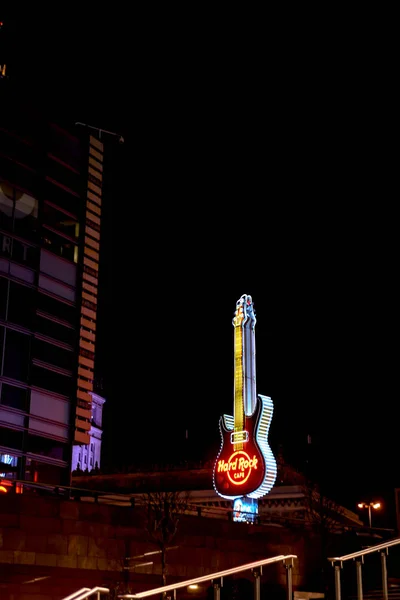 Warszawa, Polska - 29 listopada 2016: Cafe Hard Rock w pobliżu dworca kolejowego w Warszawie. Znak w postaci gitary rockowej. — Zdjęcie stockowe