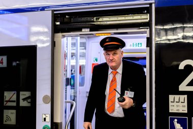 Varşova, Polonya - 08 Aralık 2016: Varşova 'da tren vagonunun yakınında bir kondüktör
