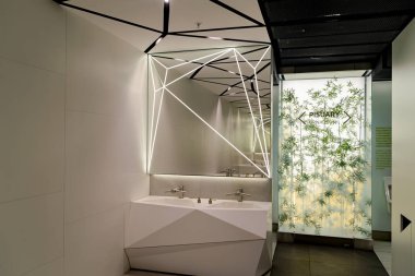 Varşova, Polonya - 29 Kasım 2016: Popüler bir alışveriş merkezinde tuvalet içi Altın Teraslar Zlote Tarasy 