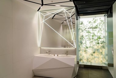 Varşova, Polonya - 29 Kasım 2016: Popüler bir alışveriş merkezinde tuvalet içi Altın Teraslar Zlote Tarasy 