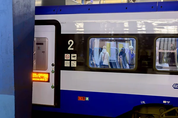 Warschau, Polen - 08 december 2016: Wagon nummer twee passagierstrein op het station in Warschau — Stockfoto