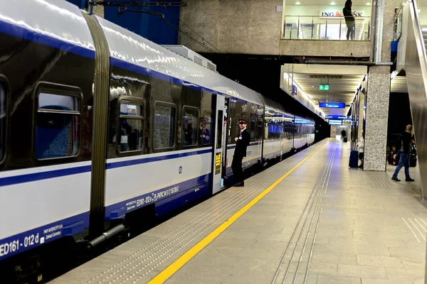 Varsovia, Polonia - 08 de diciembre de 2016: Un conductor cerca del vagón del tren en Varsovia —  Fotos de Stock