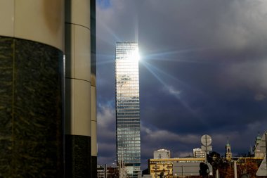 Varşova, Polonya - 29 Kasım 2016: Varşova 'da modern cam gökdelen.