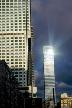 Varşova, Polonya - 29 Kasım 2016: Varşova 'da modern cam gökdelen.