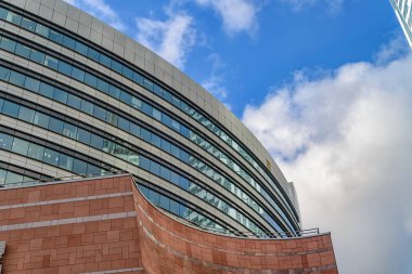 Varşova, Polonya - 29 Kasım 2016: Bina Varşova 'da modern bir yüksek ticaret merkezi.
