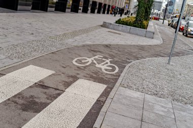 Bisikletçiler için özel asfalt yol