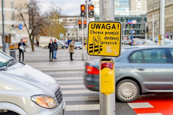 Przycisk, aby przejść przez przejście na ruchliwej ulicy. — Zdjęcie stockowe