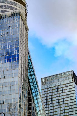 Varşova, Polonya - 29 Kasım 2016: Bina Varşova 'da modern bir yüksek ticaret merkezi.