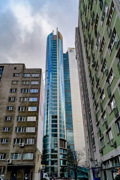 Varsovia, Polonia - 29 de noviembre de 2016: El edificio es un moderno centro de negocios en Varsovia . — Foto de Stock