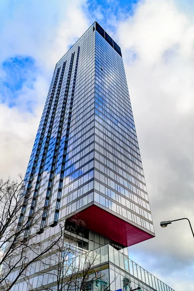 Varsóvia, Polônia - 29 de novembro de 2016: O edifício é um moderno centro de negócios em Varsóvia . — Fotografia de Stock