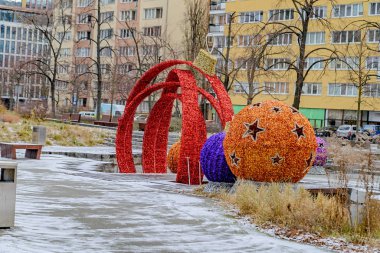 Warshaw şehrinin yılbaşı ve yılbaşı aydınlatma dekorasyonu..