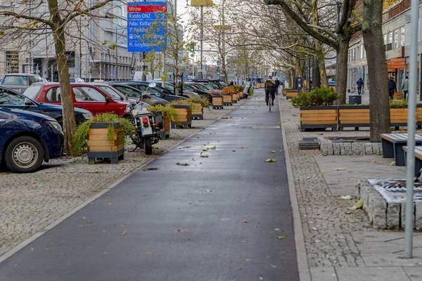 Прогулка для велосипедистов в центре Варшавского парка — стоковое фото