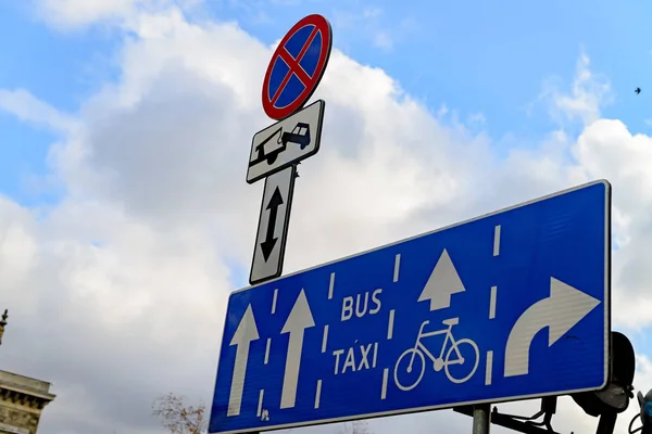 Road signs on a sky background. — Stock Photo, Image