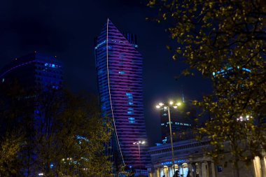 Varşova, Polonya - 08 Aralık 2016: Varşova kuleleri. Bina, Varşova 'da modern bir yüksek ticaret merkezi..