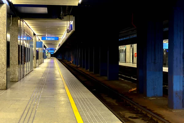 Leerer Bahnsteig des Bahnhofs — Stockfoto