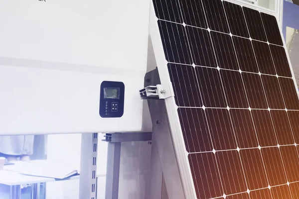 Solarmodul mit Stromsteuerung — Stockfoto