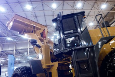 Bir kova ile güçlü yol yapım ekipmanları