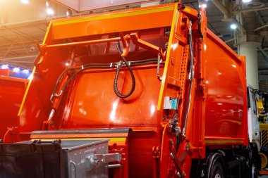 Çöp toplama için kırmızı araba