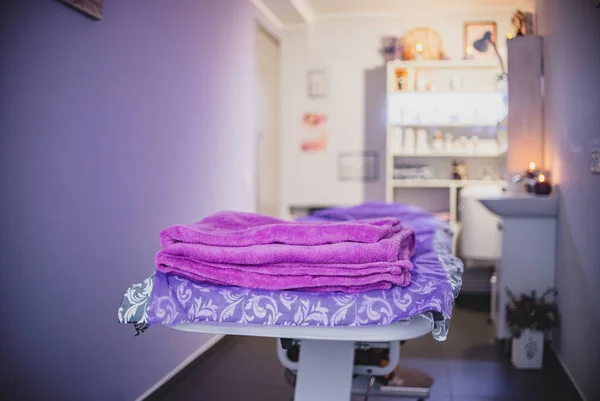 Massagebord i salongen — Stockfoto