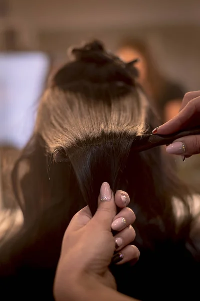Flicka med svart hår gör lockar i en skönhetssalong — Stockfoto