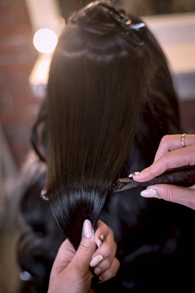 Girl with black hair make curls in a beauty salon — 스톡 사진