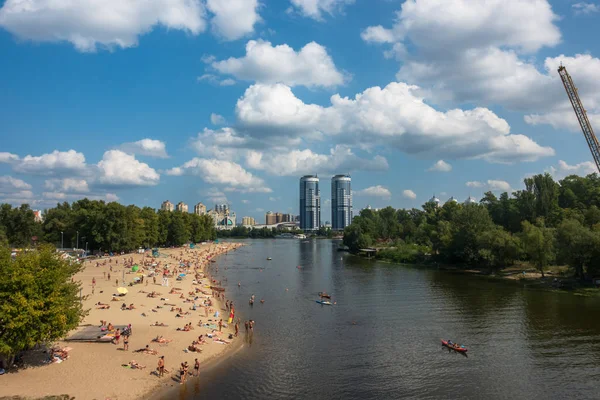 Kijev, Ukrajna - szeptember 1.2019: Hydropark Kijevben. Az emberek nyáron lazítanak a strandon.. — Stock Fotó