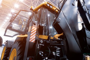 Bir kova ile güçlü yol yapım ekipmanları