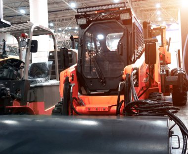 Bir kova ile güçlü yol yapım ekipmanları