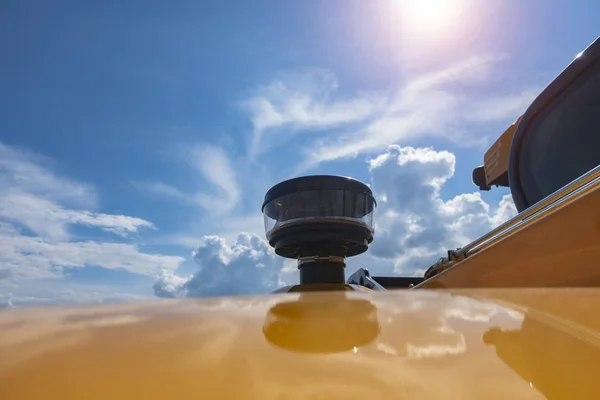 Auspuffrohr eines modernen Traktors gegen den Himmel — Stockfoto