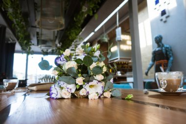 Masanın üzerinde bir buket çiçek.