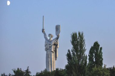 Kiev 'de karantina. Anavatan 'ın heykeli. Virüsten korunan tıbbi bandajlı bir anne. Kinayeli, işlemden sonra
