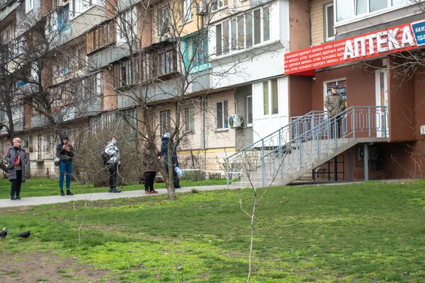 Kiev ウクライナ 2020年3月18日 ウクライナの薬局でキュー 人々は互いに離れて立っている — ストック写真