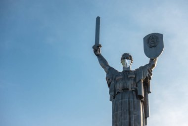 Kiev 'de karantina. Anavatan 'ın heykeli. Virüsten korunan tıbbi bandajlı bir anne. Kinayeli, işlemden sonra.