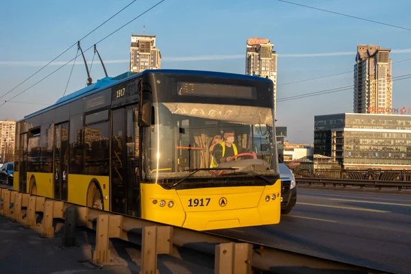 Kiev Ukraina Marca 2020 Kierowca Transportu Miejskiego Bandażu Medycznym Prowadzi — Zdjęcie stockowe