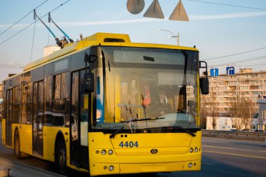 KIEV, Ukrayna - 19 Mart 2020: Troleybüs sürücüsü kendini koronavirüsten korumayı ihmal ediyor. Yüzünden tıbbi maske çıkarılmış..