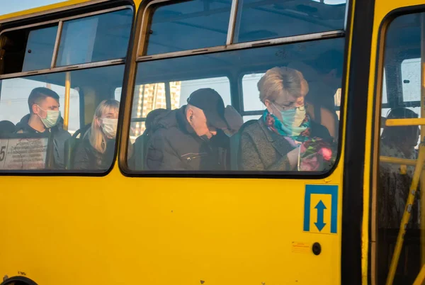 Kiev Ukraina Marca 2020 Pasażerowie Transporcie Publicznym Maskach Medycznych Zapobieganie — Zdjęcie stockowe
