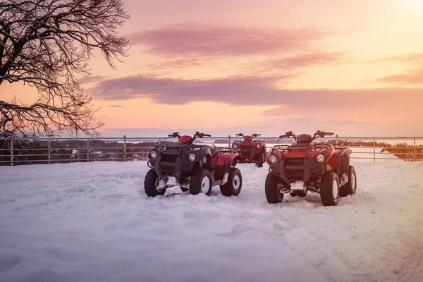 Atv Staan Sneeuw Tegen Een Prachtige Zonsondergang — Stockfoto