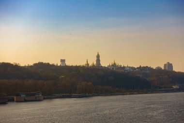 Nehrin sol kıyısından Kiev Pechersk Lavra manzarası