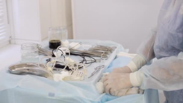 Assistent in operatiekamer controleren preparaten voor chirurgie — Stockvideo