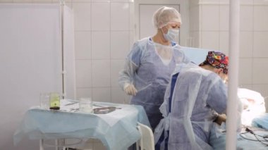 Onun aracı bir işlem ve hemşire doktor gönderir