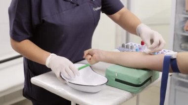 Hemşire ve erkek hasta. Hemşire hastane veya klinik kan örneğinde çizim.