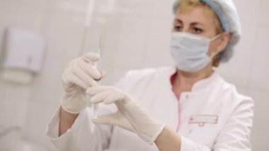 Doktor bir şırınga enjeksiyon için hazırlanıyor.