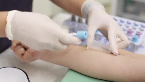 Verpleegkundige en vrouwelijke patiënt. Verpleegkundige loopt bloedmonster in ziekenhuis of de kliniek. — Stockvideo