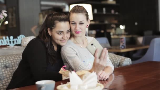 Dos mujeres jóvenes tomando selfie en el café — Vídeo de stock