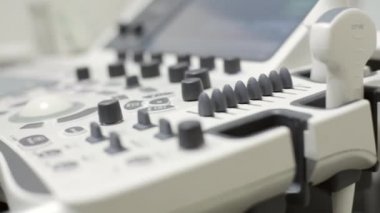 Ultrason klavye closeup, eller doktor tıklama üstünde belgili tanımlık düğme.